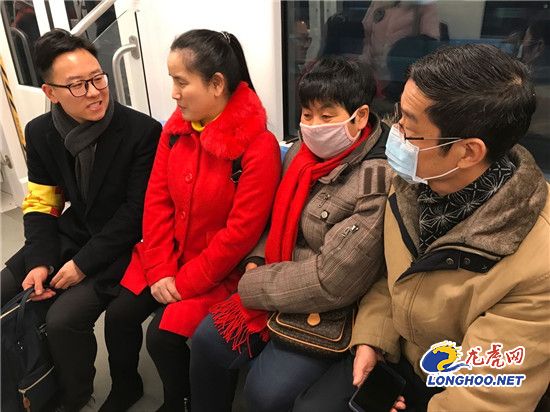 回家过年暖心相伴 他们帮扶送站成为盲人的“眼睛”