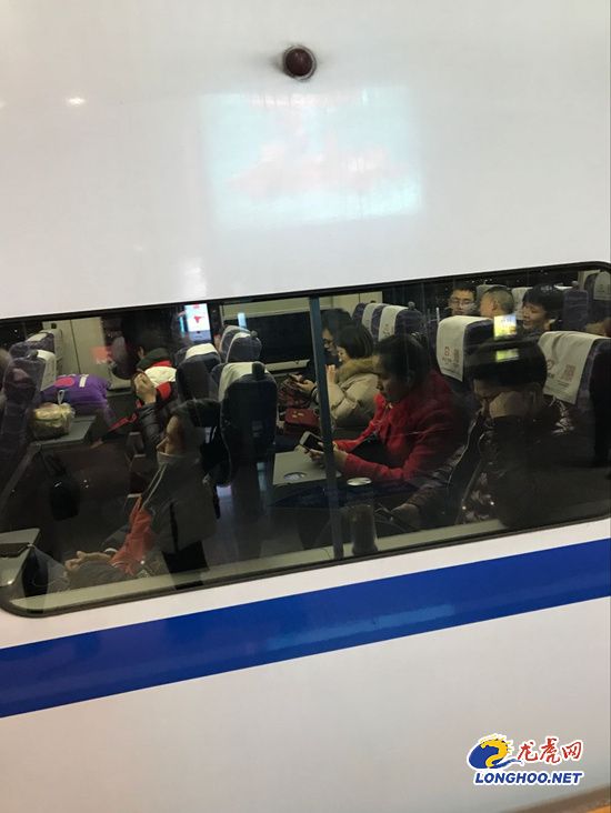 回家过年暖心相伴 他们帮扶送站成为盲人的“眼睛”