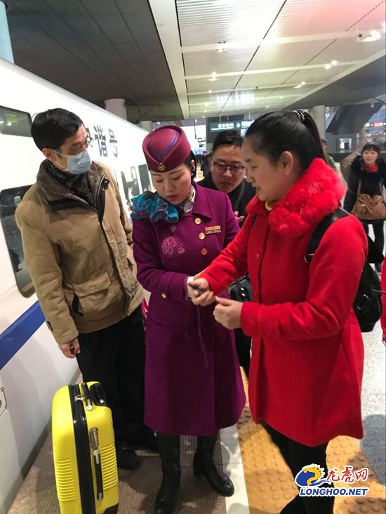 回家过年暖心相伴 他们帮扶送站成为盲人的“眼睛”