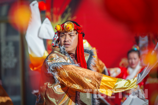 看演出吃“古突” 拉萨藏热社区各族群众春节藏历新年联欢