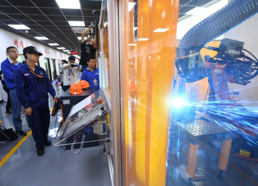 福建首次举行省级机器人焊接技能大赛