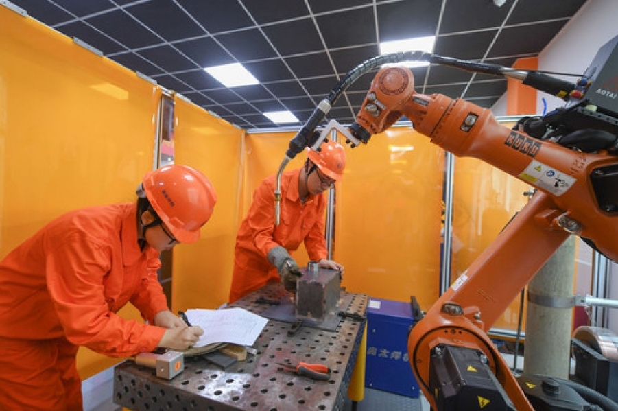 福建首次举行省级机器人焊接技能大赛