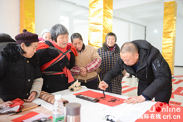 图片默认标题_fororder_书法家协会会员为群众书写春联