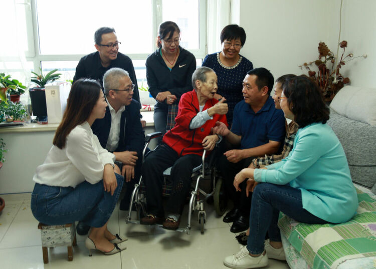 新华全媒＋丨四代13人坚守三尺讲台上 “园丁家庭”薪火相传