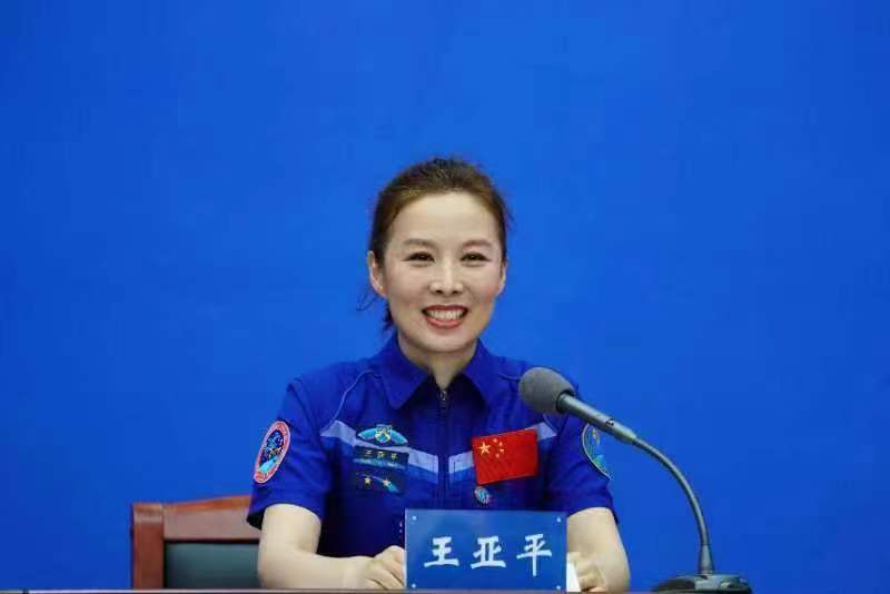 “最美太空教师”王亚平:探索宇宙 播种梦想插图2 “最美太空教师”王亚平:探索宇宙 播种梦想-ManBetX注册登录·(中国)