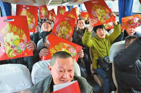 （今日热点2）暖心！四川包11辆爱心专车送农民工兄弟回家过年