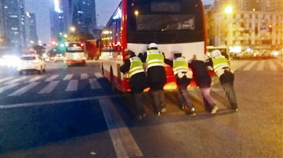 （今日热点3，导航成都，移动端）最美背影：晚高峰公交车抛锚 成都交警联手推车40米