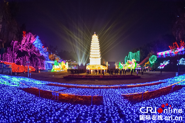 图片默认标题_fororder_现场复制的荣县白塔光彩夺目（摄影-廖志全）