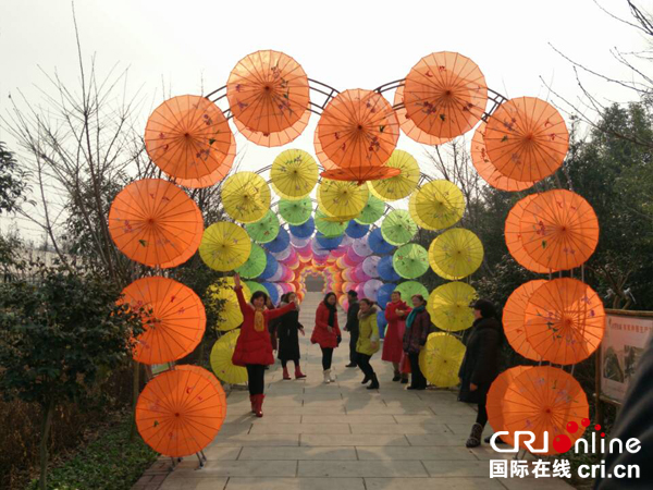 图片默认标题_fororder_游客在郁金香花节现场流连忘返