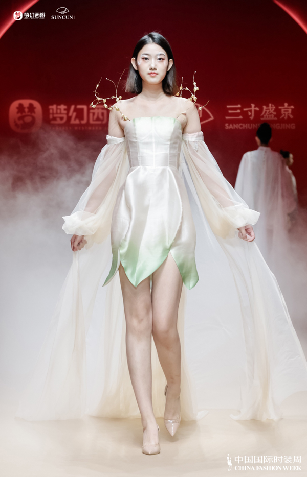 国潮设计师三寸盛京·张彦担纲68明星嘉宾陈都灵绝美走秀此次梦幻