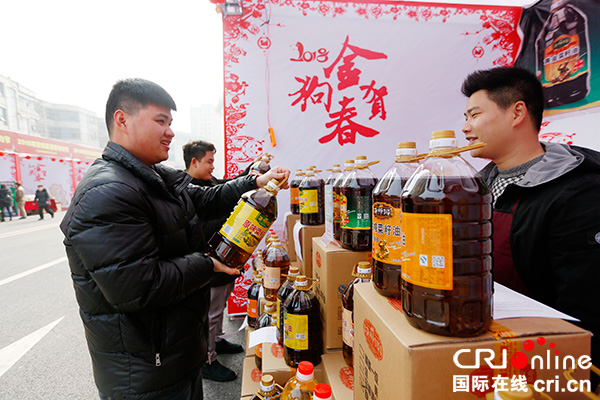 图片默认标题_fororder_市民选购商品