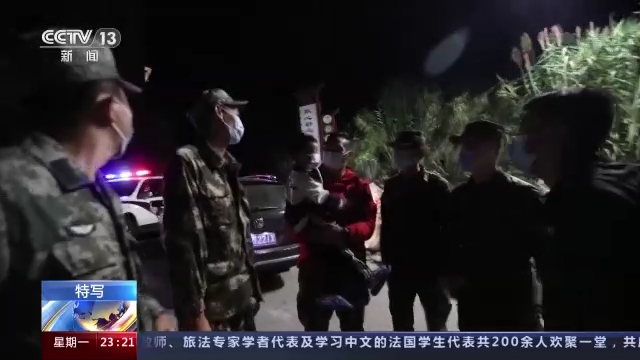 新闻特写丨震后再相逢 救援人员和受灾群众的温暖瞬间