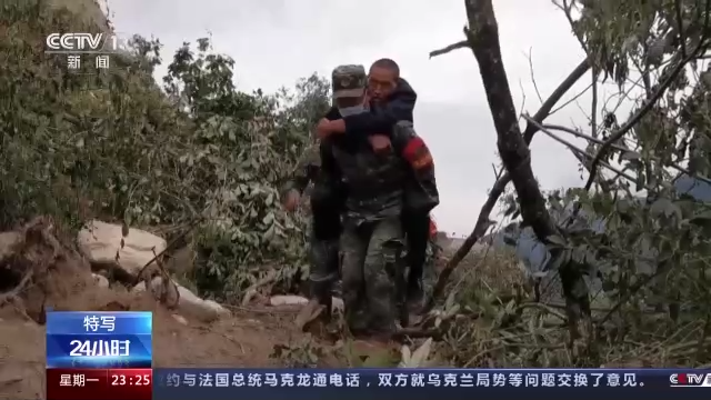 新闻特写丨震后再相逢 救援人员和受灾群众的温暖瞬间
