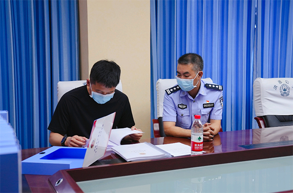 公安部第四督察组深入眉山市督察夏季治安打击整治“百日行动”_fororder_督察组在洪雅县公安局“百日行动”办公室查阅台账-供图-眉山市公安局