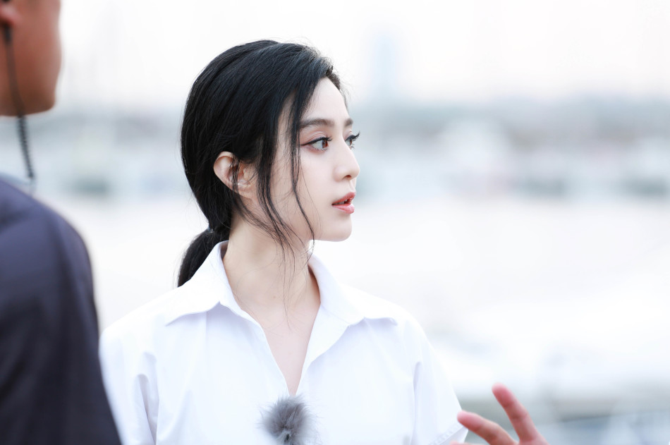 美哭! 范冰冰沙滩上演衬衣诱惑(组图)