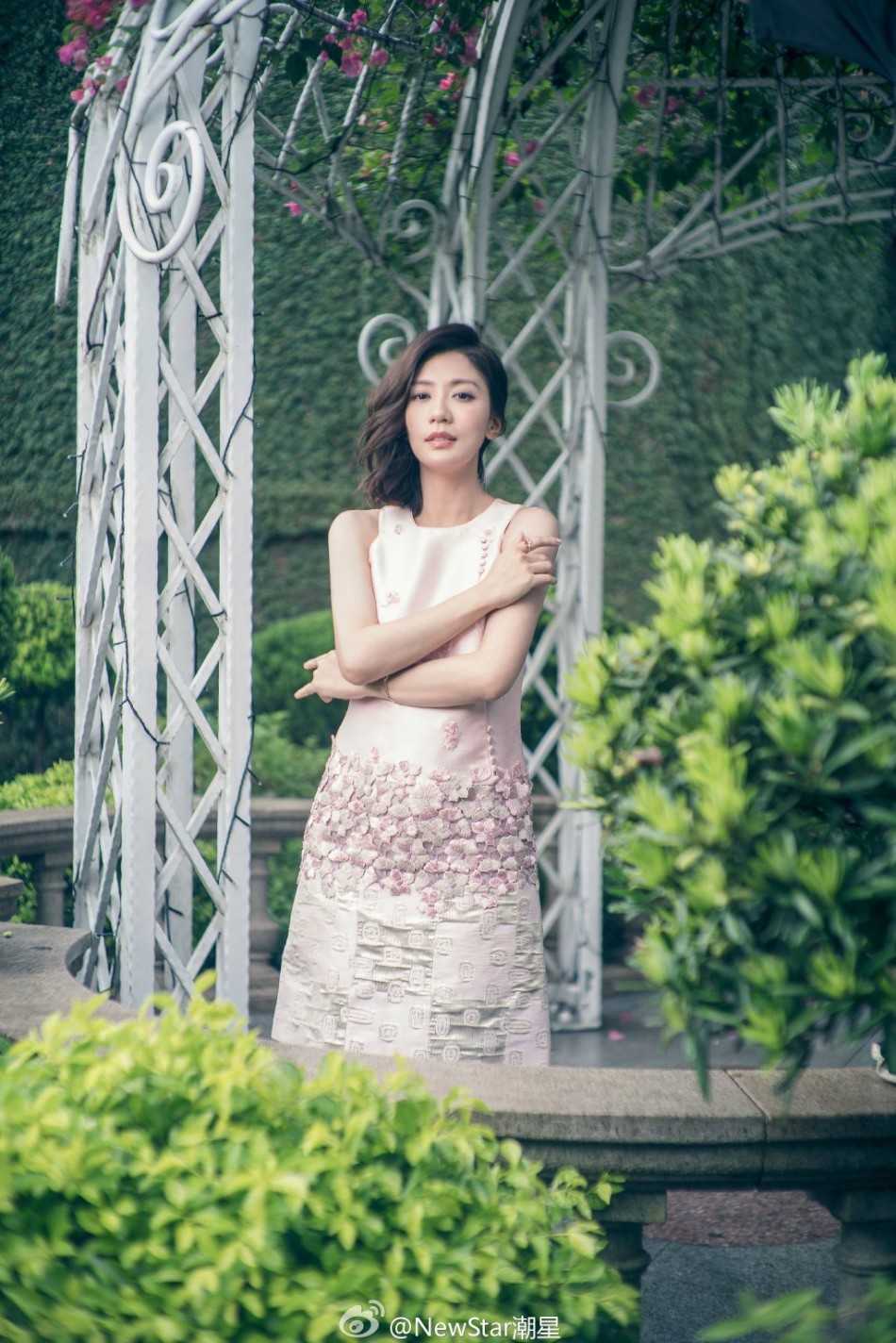 贾静雯穿抹胸裙拍大片 完美演绎出水芙蓉[4]