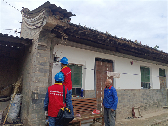 国网陕西电力:点亮万家灯火 守护万家团圆_fororder_国网陕西电力工作人员在澄城县西观村为孤寡老人检查线路(摄影:王晓燕)