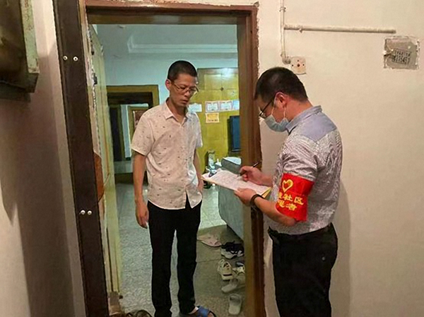 自贡高新区:以实际行动践行初心使命 让党旗在抗疫一线高高飘扬_fororder_5自贡市政府办工作人员黎小林(右)上门登记居民信息