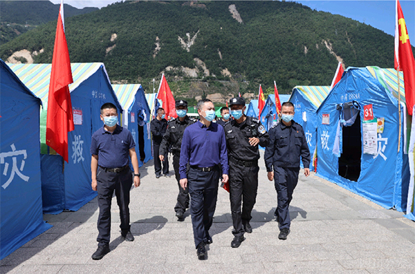 四川省公安厅厅长叶寒冰赴甘孜、雅安检查公安机关抗震救灾工作并看望慰问一线民警辅警和家属代表_fororder_叶寒冰(左二)赴甘孜、雅安检查公安机关抗震救灾工作并看望慰问一线民警辅警和家属代表-供图-四川省公安厅