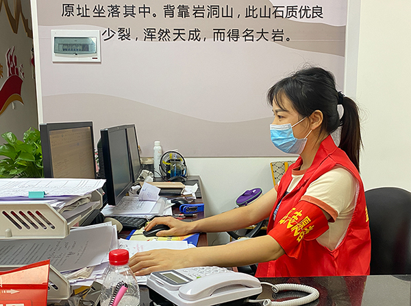 自贡高新:抗疫一线守初心 担当使命“红旗”人_fororder_刘凤鸣在工作中