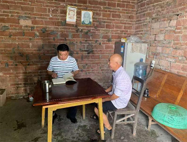 “三量化”划出代表履职“硬杠杠”——眉山推行人大代表履职百分制分段考核办法_fororder_仁寿县大化镇人大主席辜栋良入户走访联系选民-摄影-杜晓恩