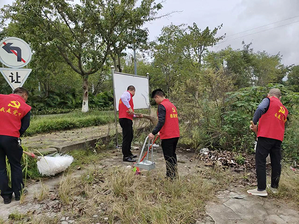 自贡高新区:高峰街道“五微”服务 做实党建引领基层治理_fororder_志愿者清扫垃圾