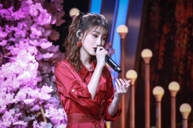 《壁花》少女陈雪凝 首度亮相《全球中文音乐榜上榜》惊艳全场