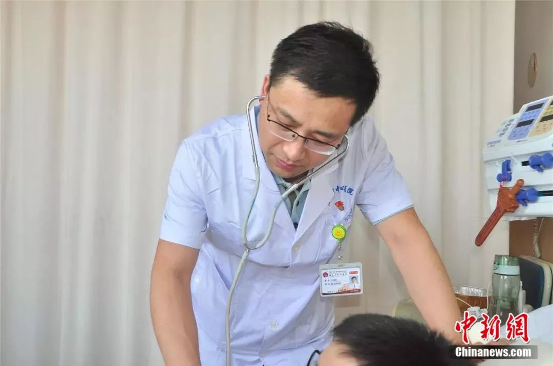 #中国新闻网#这张医生席地而坐缩成一团的照片火了，心疼……