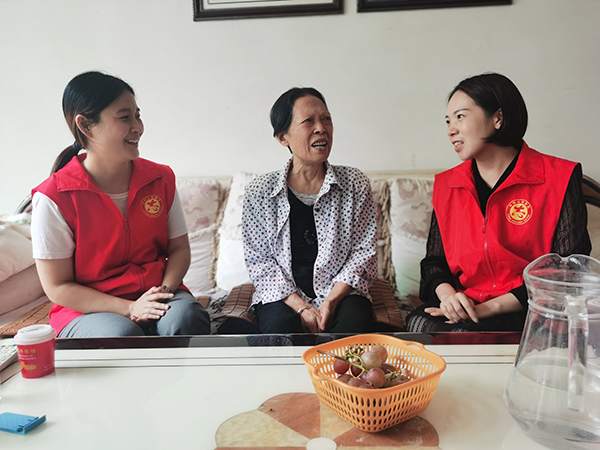 眉山仁寿:院坝会 聚人心 架桥梁 解难题_fororder_社区工作人员看望辖区老人-供图-仁寿县委宣传部