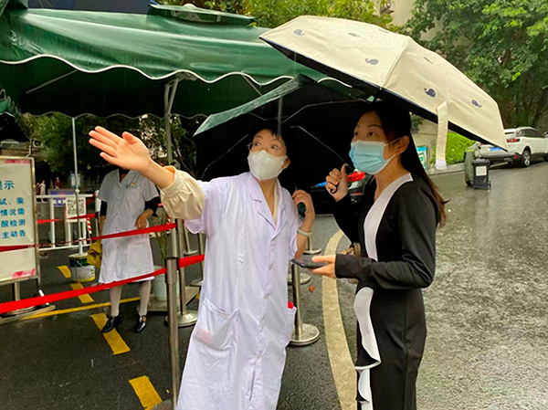 自贡高新区:以实际行动践行初心使命 让党旗在抗疫一线高高飘扬_fororder_6四川康复职业技术学院工会副主席刘利英(左一)工作现场