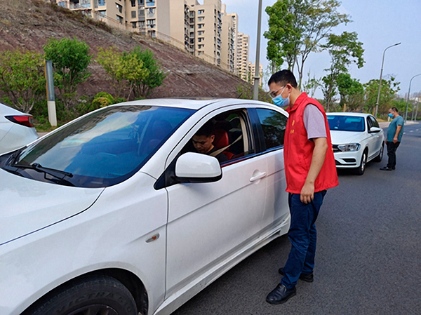 自贡高新区:以实际行动践行初心使命 让党旗在抗疫一线高高飘扬_fororder_4自贡高新区两委办干部刘彬志愿服务现场