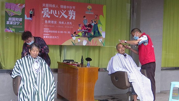 眉山东坡区:志愿服务暖人心 文明城市更温暖_fororder_志愿者为老人们剪发-供图-眉山市东坡区委宣传部