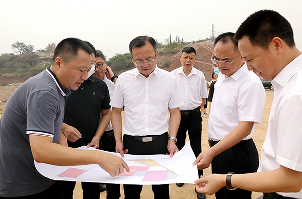 自贡沿滩:全力推进自贡川南新材料化工园区建设_fororder_2调研现场