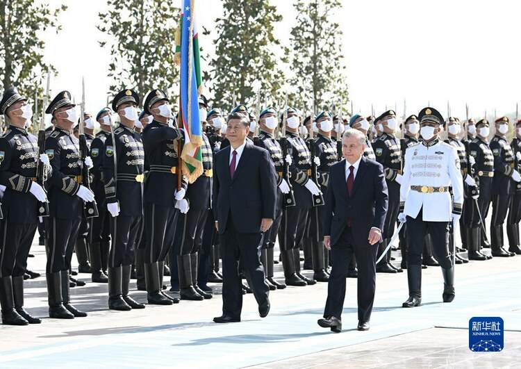 习近平同乌兹别克斯坦总统米尔济约耶夫会谈