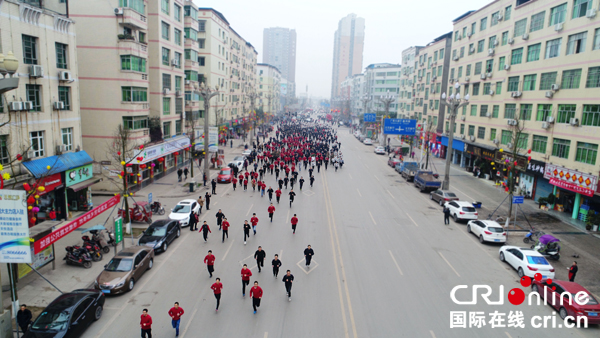 图片默认标题_fororder_参赛队伍激情开跑