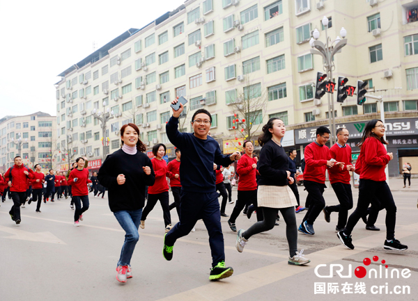 图片默认标题_fororder_参赛选手从起点出发