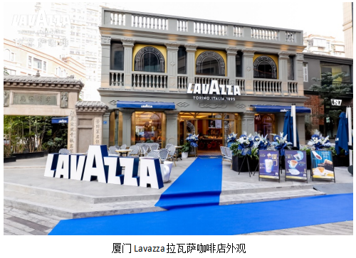 一杯Lavazza拉瓦萨咖啡 打开他们融入城市的入口