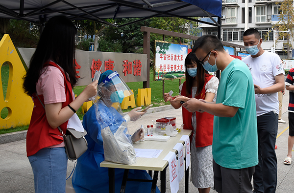 自贡高新区:学院街社区卫生服务中心全力以赴助力打赢疫情防控阻击战_fororder_1医护人员认真完成人员信息采集(摄影-赵丽)