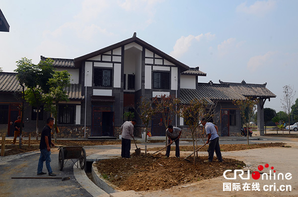 图片默认标题_fororder_村民将青江小区建设得更漂亮