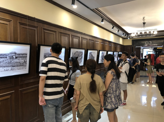 完成与展出不是同一时间并不冲突【科教 摘要】重庆大学校庆《聆听重大·岁月留痕》大型画展开幕