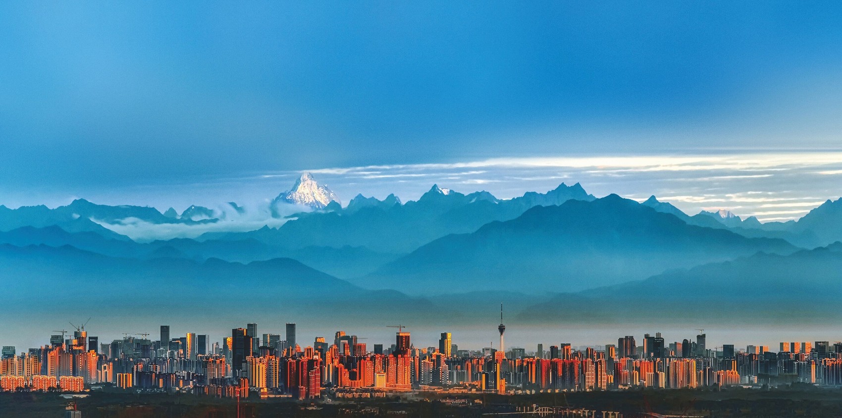 (转载)“奋进新时代”主题成就展丨一张雪山美图 彰显成都“气质”之变