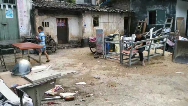 老人家贫拒转院咬舌求死 儿子为省钱医院打地铺