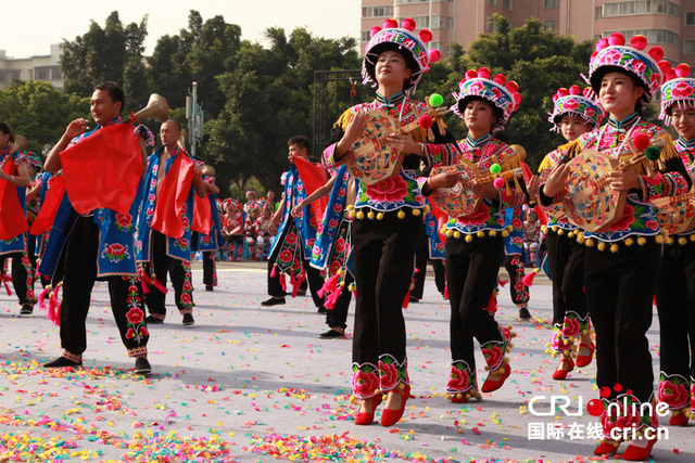 彝族是崇拜火的民族,火把节这一天,云南楚雄彝族自治州的各族群众举行