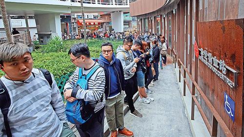 香港巴士侧翻市民踊跃捐血 机构捐善款超3300万港元