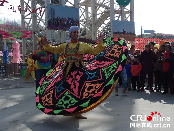 图片默认标题_fororder_国际友人跳起舞来（摄影-杨建昆）