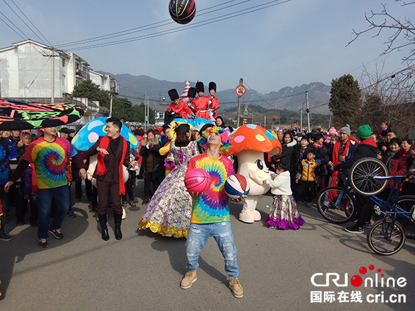 图片默认标题_fororder_巡游队伍在街头表演（摄影-杨建昆）3