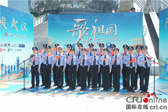 (要闻带摘要)《歌唱祖国•一首歌一座城》武汉开唱 “军运元素”火遍全城