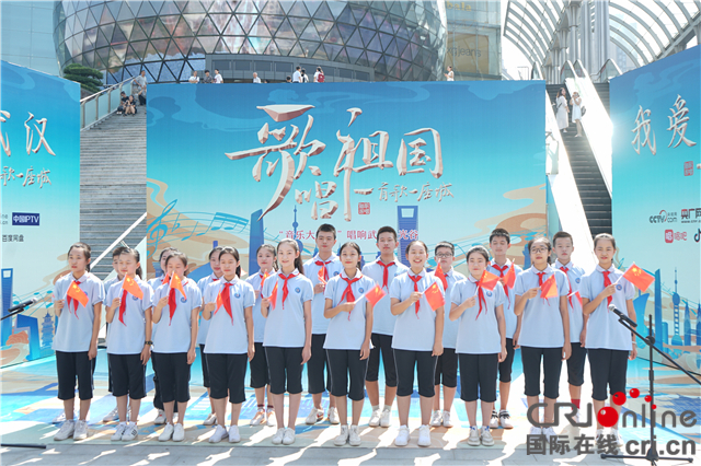(要闻带摘要)《歌唱祖国•一首歌一座城》武汉开唱 “军运元素”火遍全城