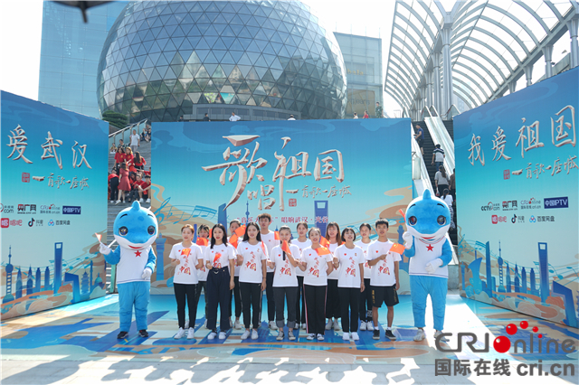 (要闻带摘要)《歌唱祖国•一首歌一座城》武汉开唱 “军运元素”火遍全城