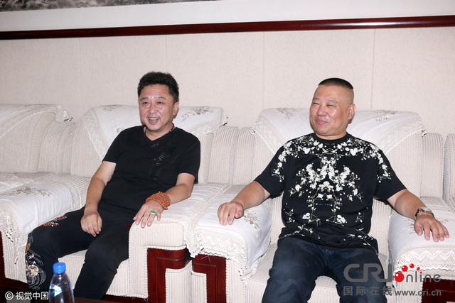 郭德纲不受徒弟背叛影响变"黑道大哥"与于谦同框